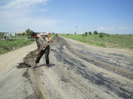 BİLƏSUVARDA ASFALT ƏVƏZİNƏ YOLLARA YAMAQ VURULUR BİLƏSUVARDA ASFALT ƏVƏZİNƏ YOLLARA YAMAQ VURULUR