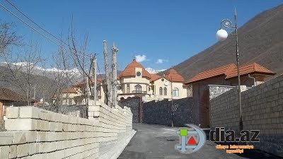 Başçının 5 villası var... camaatsa daxmalarda çürüyür... Başçının 5 villası var... camaatsa daxmalarda çürüyür...