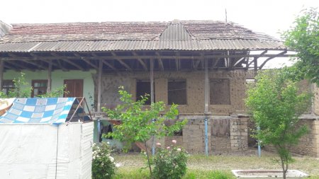 Başçının 5 villası var... camaatsa daxmalarda çürüyür... Başçının 5 villası var... camaatsa daxmalarda çürüyür...