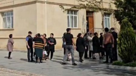 Onlar 4 aydır, əməkhaqqı ala bilmirlər Onlar 4 aydır, əməkhaqqı ala bilmirlər