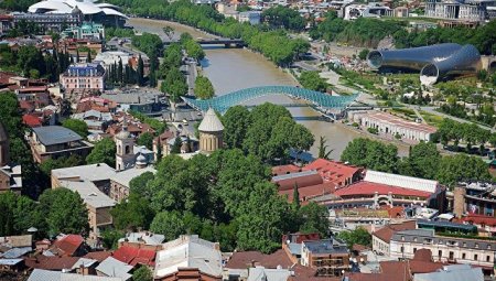 Gürcüstan prezidentinin ofisindən AB bayrağı götürüldü