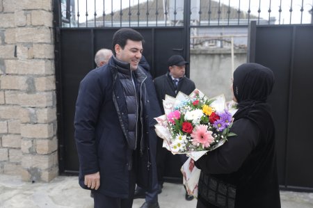 Elnur Rzayev Həcc ziyarətindən qayıdan şəhid anasını evində ziyarət edib