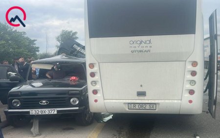 Dövlət qurumunun avtobusu qəzaya uğradı Dövlət qurumunun avtobusu qəzaya uğradı