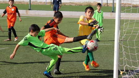 Azərbaycanda uşaq futboluna vurulan "badalaq": Azərbaycanda uşaq futboluna vurulan "badalaq":